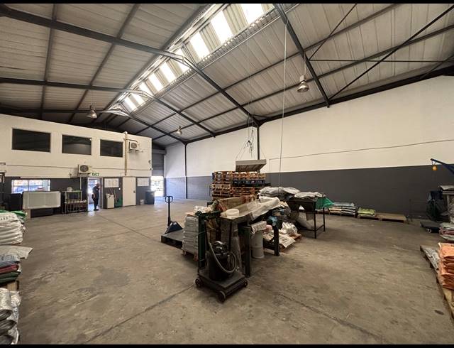 310M² WAREHOUSE TO LET IN STIKLAND INDUSTRIAL